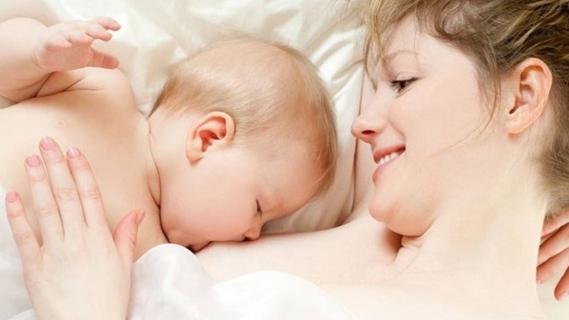 Trẻ sơ sinh dưới 6 tháng tuổi chỉ cần bú sữa mẹ