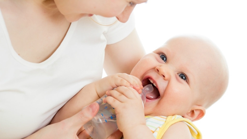 Trẻ 6 tháng tuổi trở lên đã có thể uống nước thường xuyên