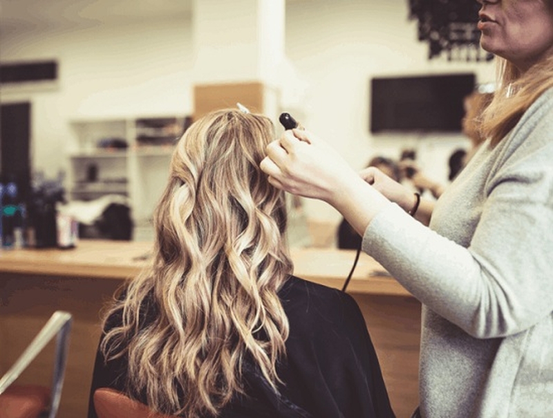 Giải đáp: Uốn tóc có ảnh hưởng đến sữa mẹ hay không? 1