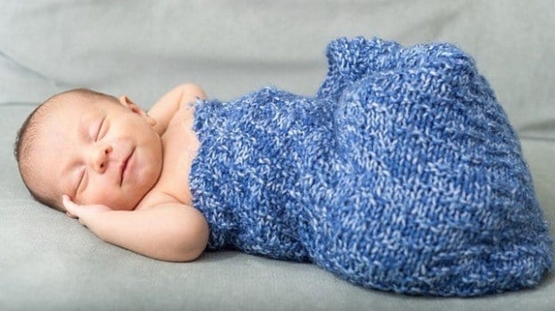 Trẻ sơ sinh hay cười khi ngủ có thể là dấu hiệu của bệnh