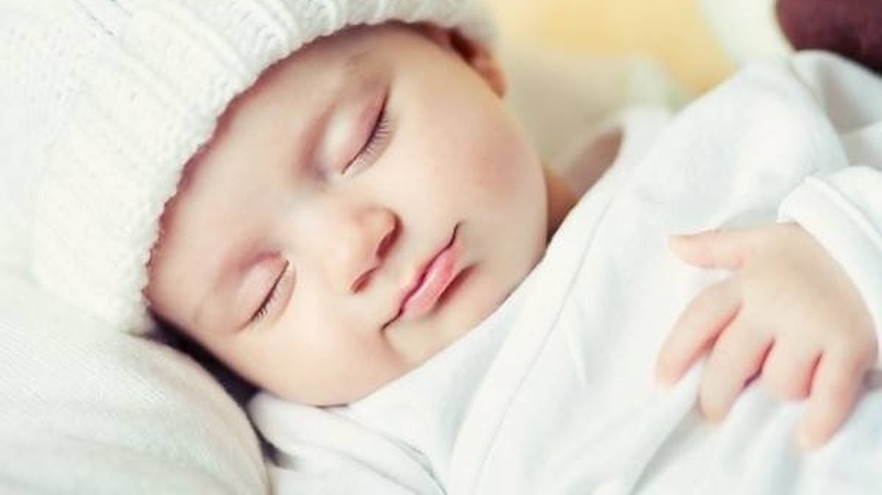 Khi ngủ trẻ hay cười là trạng thái bình thường, tuy nhiên bố mẹ cũng cần lưu ý