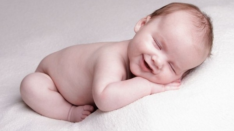 Trẻ ngủ hay cười là dấu hiệu đáng mừng