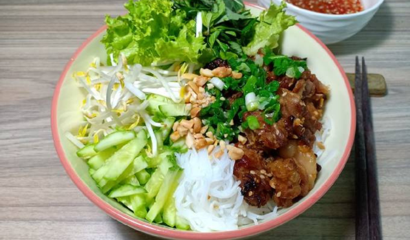 Xăm môi ăn bún thịt nướng được không?