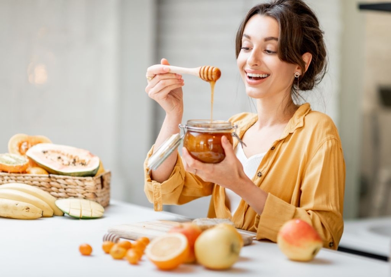 Giải đáp xăm môi có uống được mật ong không? Hướng dẫn cách uống đúng nhất 2