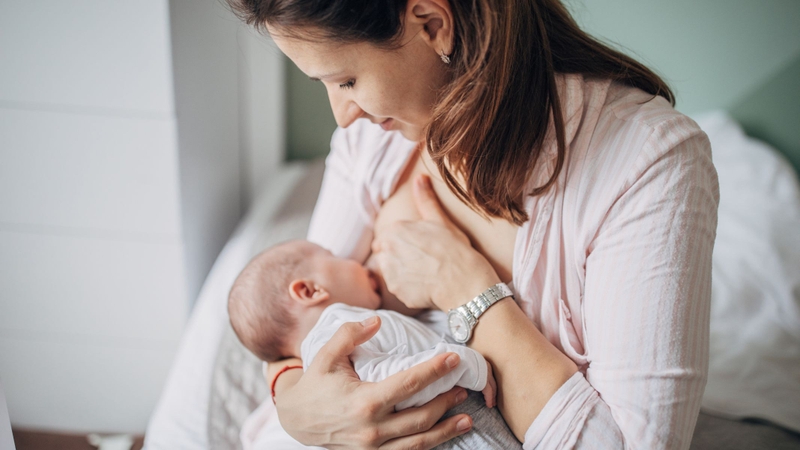 Cho trẻ bú đúng tư thế giúp bé bú hiệu quả và thoải mái hơn