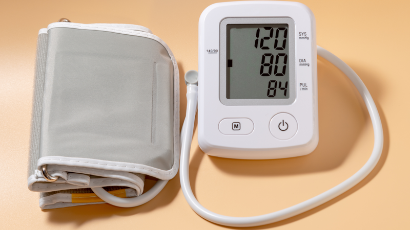 Hai con số trên máy đo huyết áp chính là huyết áp tâm thu (số trên) và huyết áp tâm trương (số dưới)