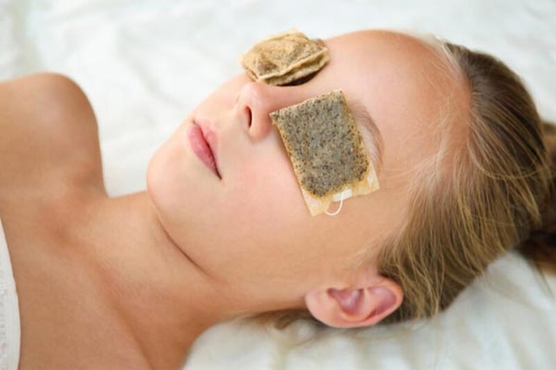 Sử dụng trà túi lọc thường xuyên giúp bạn cải thiện tình trạng thâm quầng mắt hiệu quả