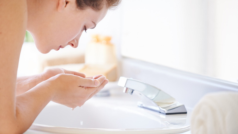 Giải pháp chăm sóc da mụn trứng cá trong ngày hè nóng bức 3