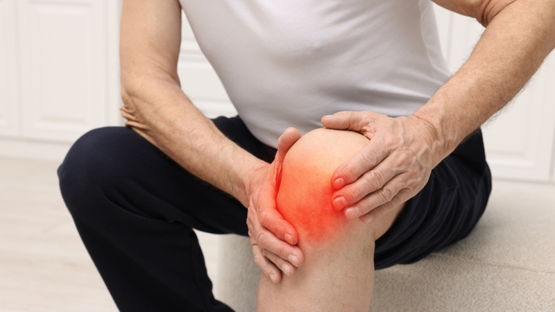 Thoái hóa khớp gối là tình trạng lớp sụn bảo vệ đầu xương bị mòn dần theo thời gian, làm giảm khả năng đệm và bảo vệ khớp