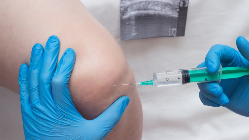 Bác sĩ có thể chỉ định tiêm thuốc trực tiếp vào khớp gối để giảm viêm, giảm đau hoặc hỗ trợ bôi trơn khớp