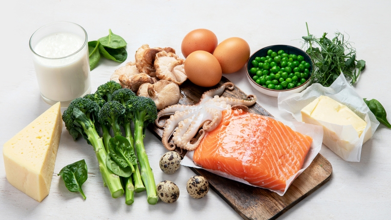 Bổ sung đầy đủ dưỡng chất, đặc biệt là canxi, vitamin D giúp duy trì sức khỏe khớp gối