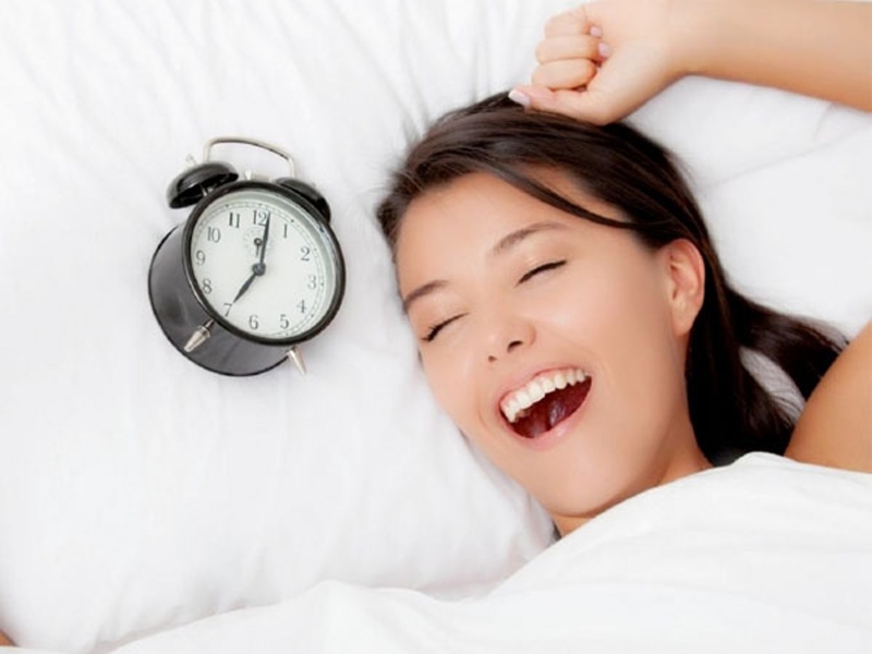 Thời gian đi ngủ và thức dậy cố định hỗ trợ quá trình sản xuất melatonin giúp giấc ngủ ngon