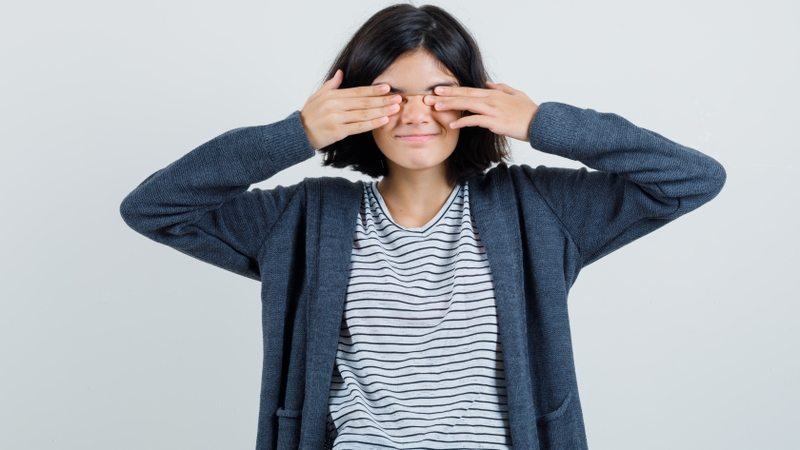 Để giảm mỏi mắt, hãy áp dụng các bài tập mắt như đảo mắt, nhắm mắt vài giây,...