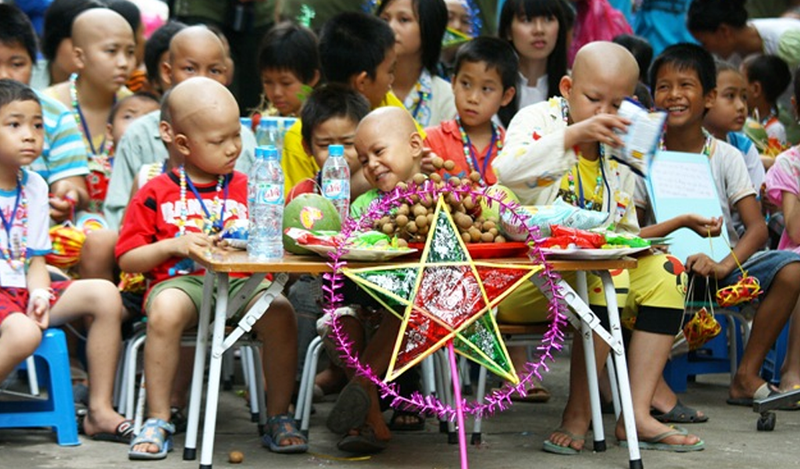 Chơi trò chơi giúp trẻ thư giãn, giảm cơn đau khi điều trị ung thư