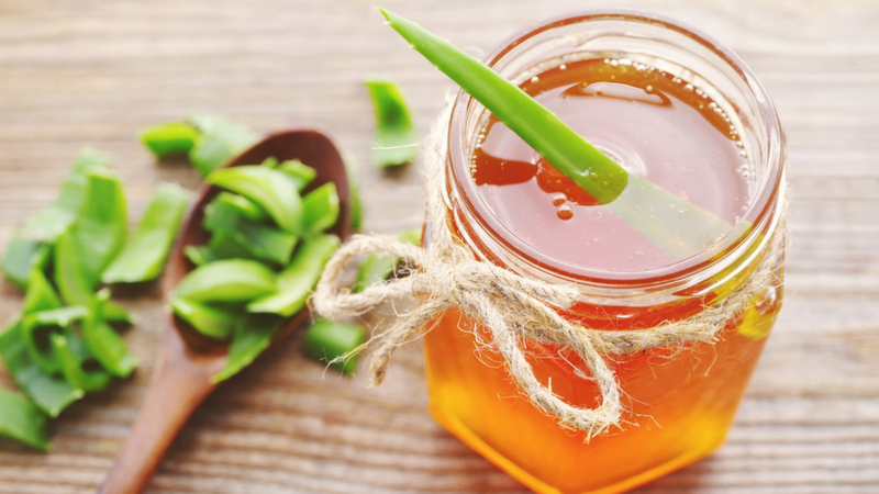 Giảm mụn trong mùa mưa với mặt nạ nha đam và mật ong 2