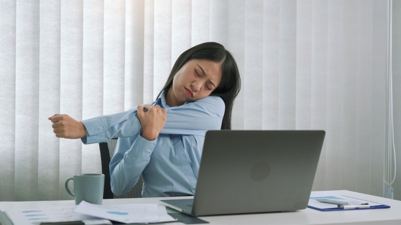 5 Bài tập giãn cơ tay dễ tập, giúp giảm đau, giảm căng cơ hiệu quả 2