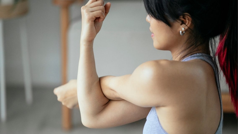 5 Bài tập giãn cơ tay dễ tập, giúp giảm đau, giảm căng cơ hiệu quả 4