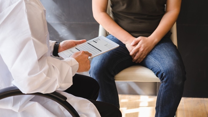 Đau là triệu chứng thường gặp trong giãn tĩnh mạch thừng tinh 3