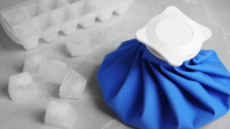 Bọc đá trong khăn, chườm không quá 15 phút để giảm đau