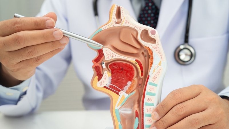 Cần đi khám nếu tình trạng nói giọng mũi đi kèm các triệu chứng bất thường