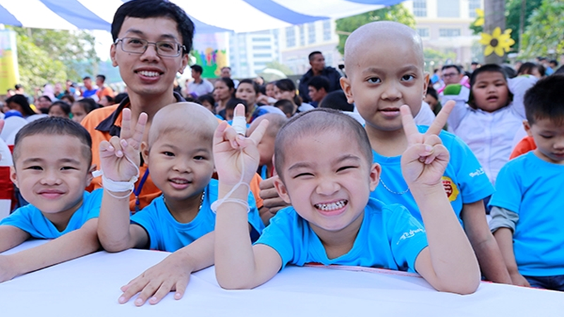 Bệnh nhi ung thư vui vẻ đến trường