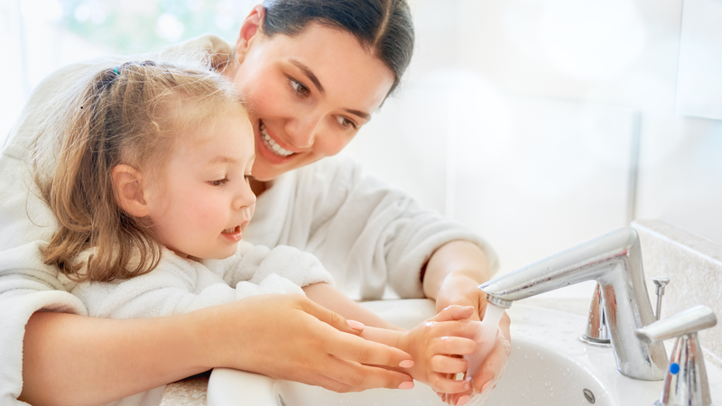 Giúp trẻ vệ sinh tay chân thường xuyên với xà phòng và nước đúng cách, đặc biệt là sau khi đi vệ sinh và trước khi ăn