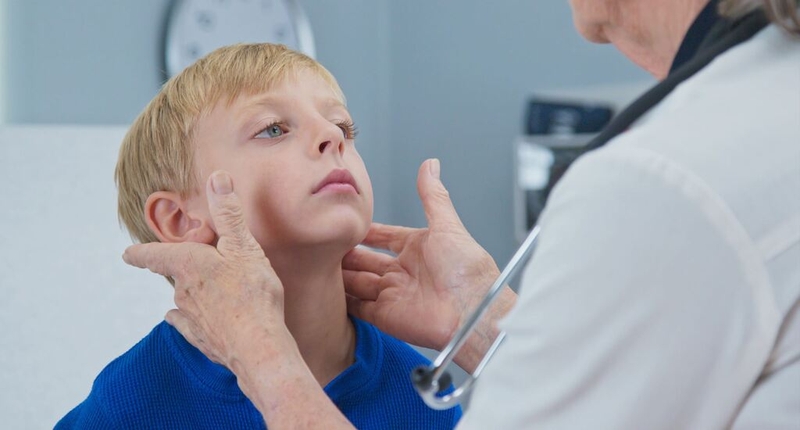 Góc giải đáp: Trẻ 7 tháng tuổi bị nổi hạch sau tai có nguy hiểm không? 1