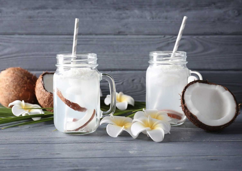 Góc giải đáp: Viêm họng uống nước dừa được không?