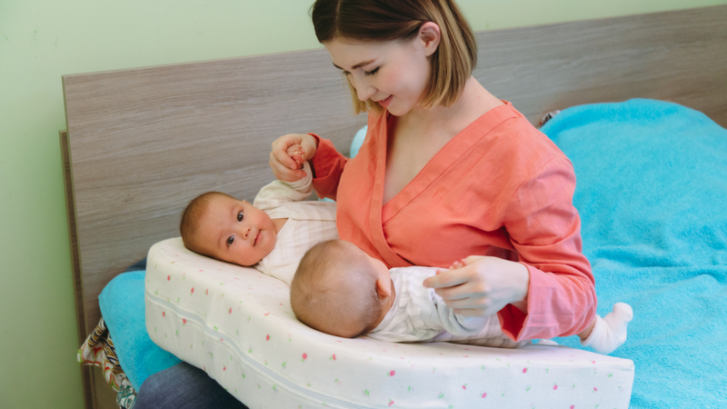 Gối cho bé bú mẹ giúp giảm áp lực lên tay, vai và lưng của mẹ
