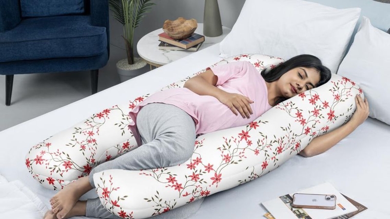 Mẹ bầu có thể ôm gối để hỗ trợ tư thế nằm nghiêng từ tuần 28