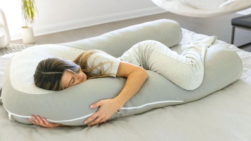 Chọn gối có kích thước, độ cao và độ mềm phù hợp với vóc dáng của mẹ bầu