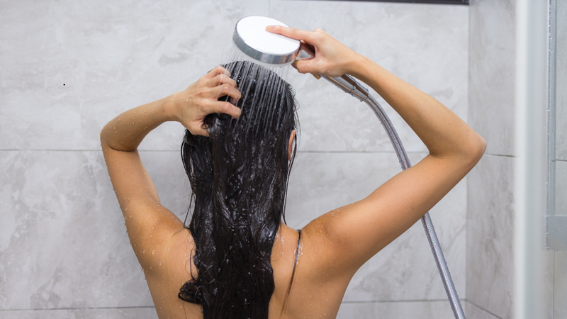 Bạn sử dụng nước bồ kết để làm ướt tóc và massage da đầu trong 3 - 5 phút