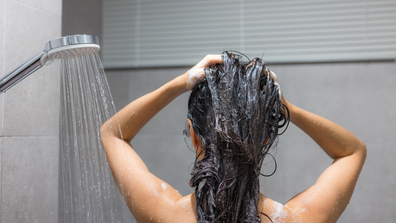 Gội đầu buổi sáng có tốt không là thắc mắc phổ biến