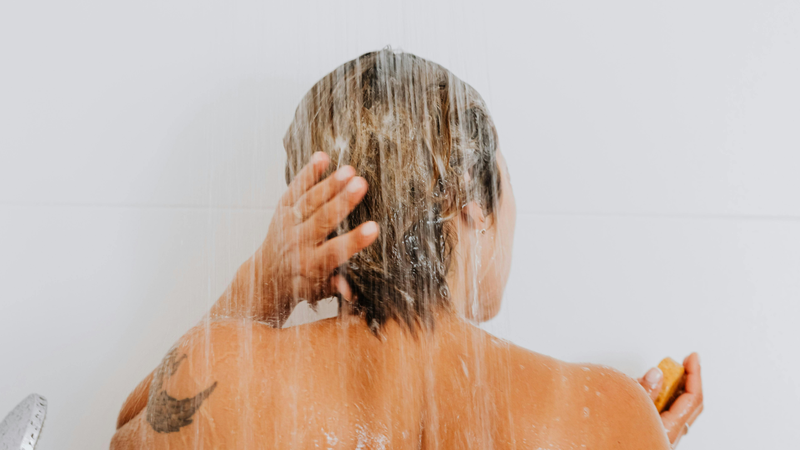 Gội đầu nhiều có gây rụng tóc không? Cách khắc phục tình trạng tóc rụng nhiều khi gội đầu 1