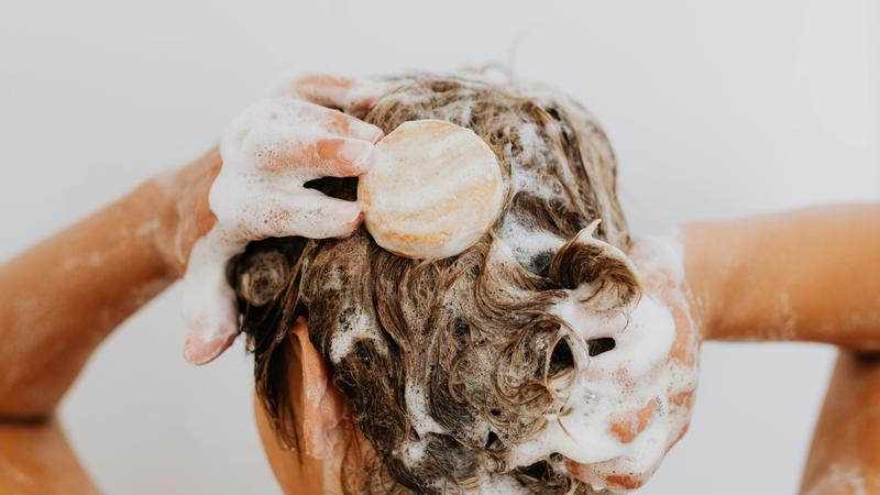 Gội đầu nhiều có gây rụng tóc không? Cách khắc phục tình trạng tóc rụng nhiều khi gội đầu 2