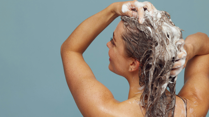 Tần suất gội đầu từ 1 - 3 lần mỗi tuần tùy thuộc vào đặc tính da đầu của bạn