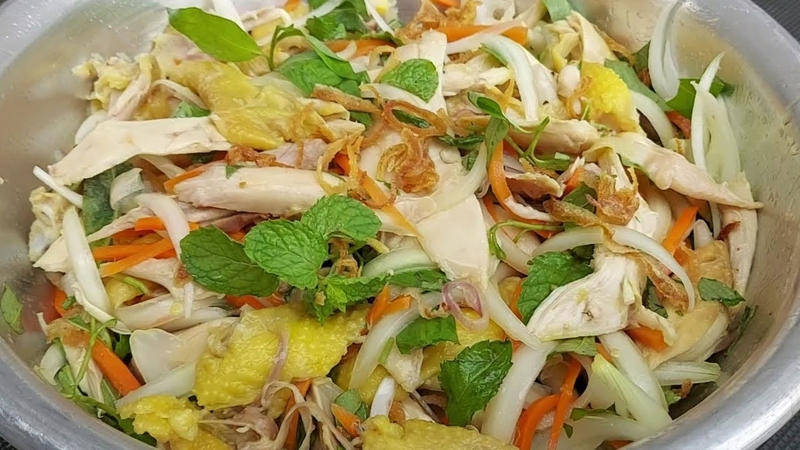 Gỏi gà bao nhiêu calo? Cách hạn chế tăng cân khi ăn gỏi gà 1