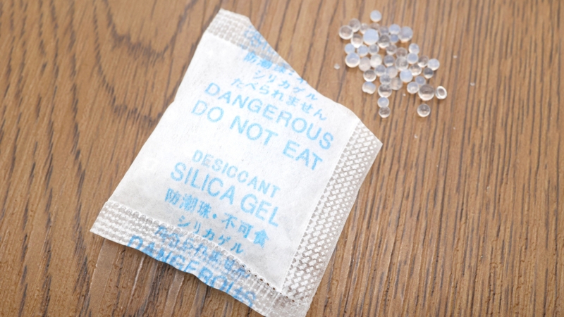 Silica gel có cấu trúc xốp, giúp hấp phụ hơi nước và bảo quản thuốc, thực phẩm