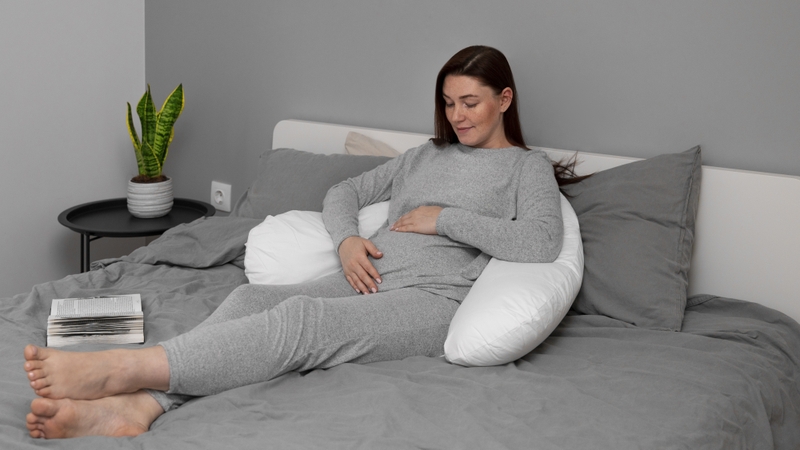 Gối chữ C giúp giảm áp lực cột sống và thắt lưng cho mẹ bầu