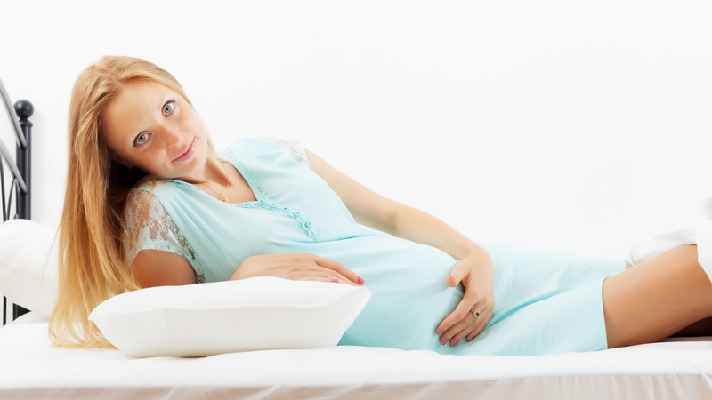 Mẹ bầu nên ưu tiên chọn các loại gối kê có chất liệu mềm mại, đàn hồi tốt
