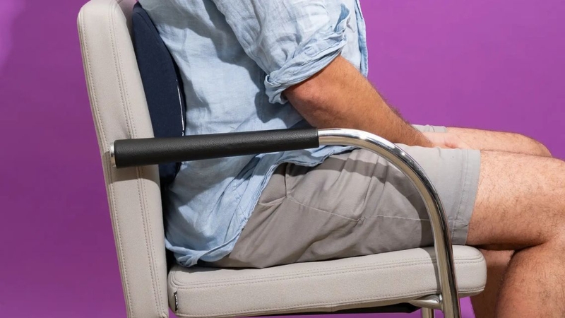 Đặt gối đúng vị trí để hạn chế cảm giác khó chịu