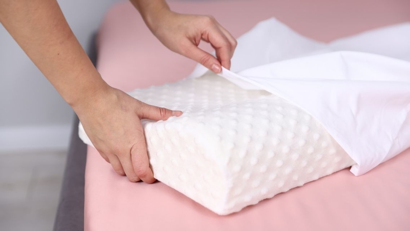 Gối có thể gây nóng, bí hoặc mùi vật liệu trong thời gian đầu sử dụng