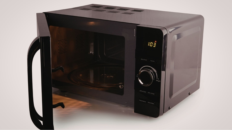 Làm nóng gối thảo dược bằng lò vi sóng trước khi chườm