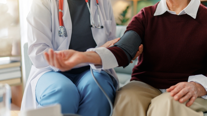 Người bị tăng huyết áp thuộc nhóm nguy cơ mắc bệnh tim mạch và cần xét nghiệm định kỳ