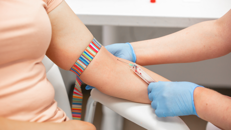 Thực hiện lấy máu, nước tiểu và các xét nghiệm theo chỉ định