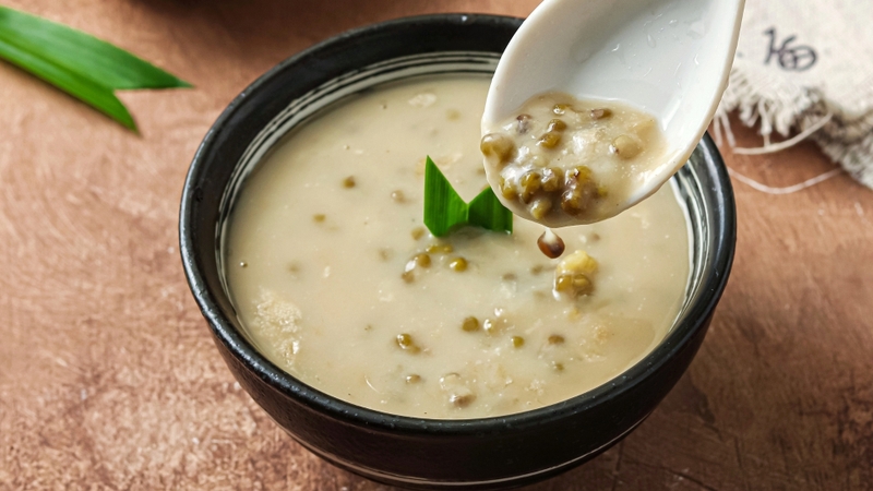 Đậu xanh giúp tạo độ sánh tự nhiên cho cháo, đồng thời hỗ trợ hệ tiêu hóa hoạt động hiệu quả hơn
