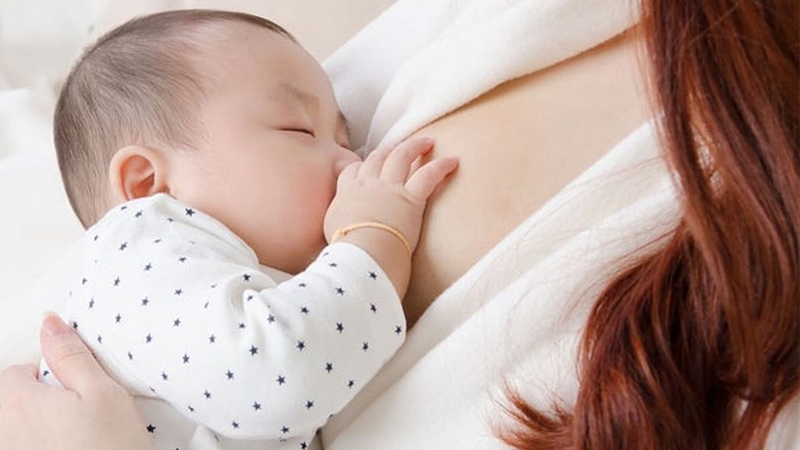 Cho con bú sau sinh là một trong những cách gọi sữa về rất hiệu quả