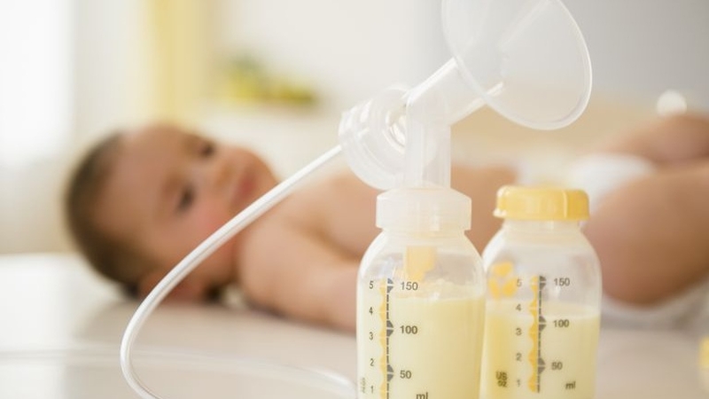 Việc kích, vắt sữa đều đặn cũng giúp gọi sữa về nhanh chóng