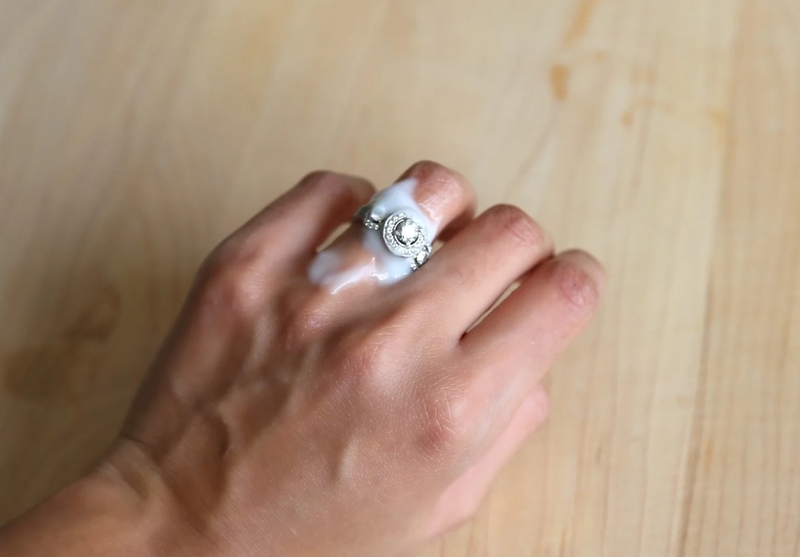 Gợi ý cách tháo nhẫn bị chật không đau 2