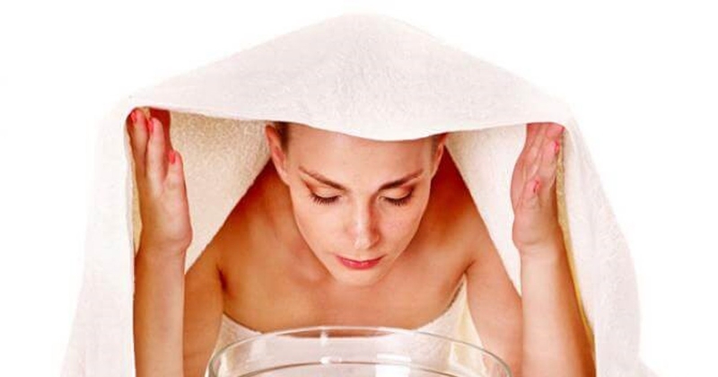 Xông mặt bằng lá tía tô và sả trị mụn hiệu quả